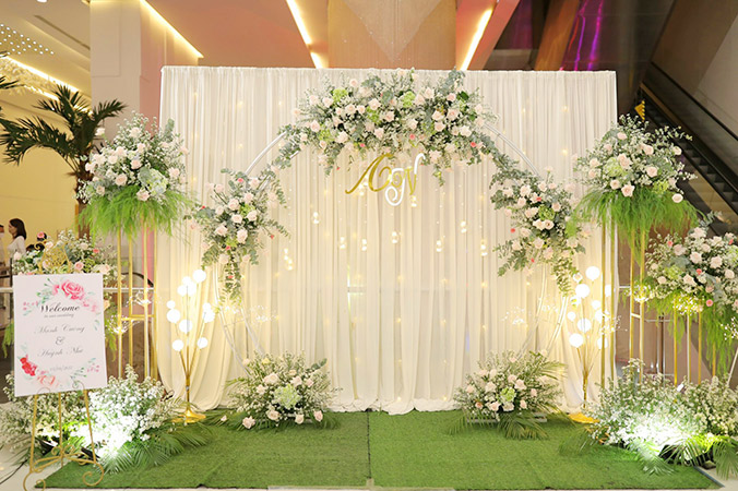Backdrop cưới đẹp - 1. Backdrop cưới đẹp phong cách hoa tươi lãng mạn