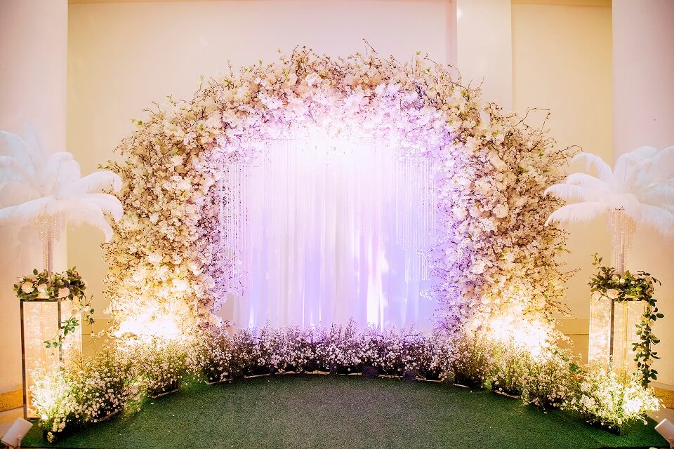 Backdrop cưới đẹp - 3. Backdrop cưới đẹp tone trắng xanh sang trọng