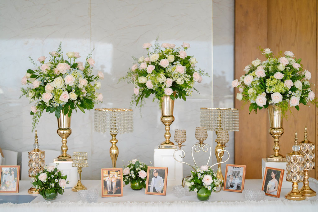 Bàn gallery cưới - Ảnh cưới và đồ vật kể chuyện