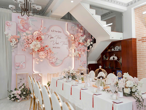 Cưới tone hồng pastel - Bàn gallery, bàn tiệc và rạp cưới