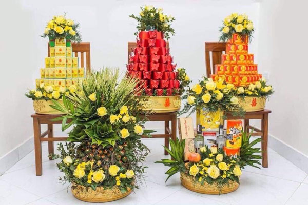 Lễ ăn hỏi đẹp - 5. Trang trí cổng hoa đồng bộ với phông chính
