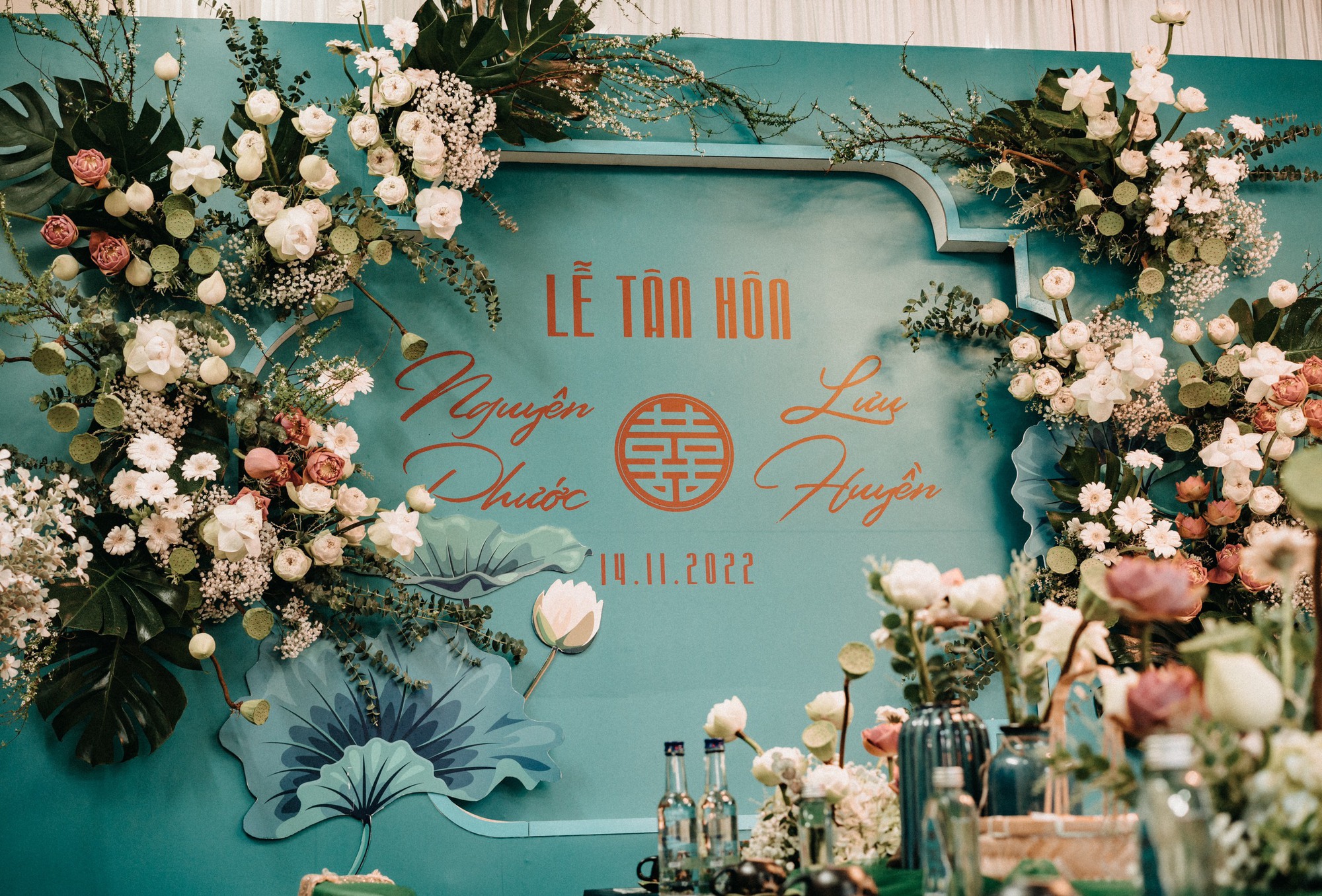 Cưới phong cách sen - Backdrop sân khấu và bàn gallery